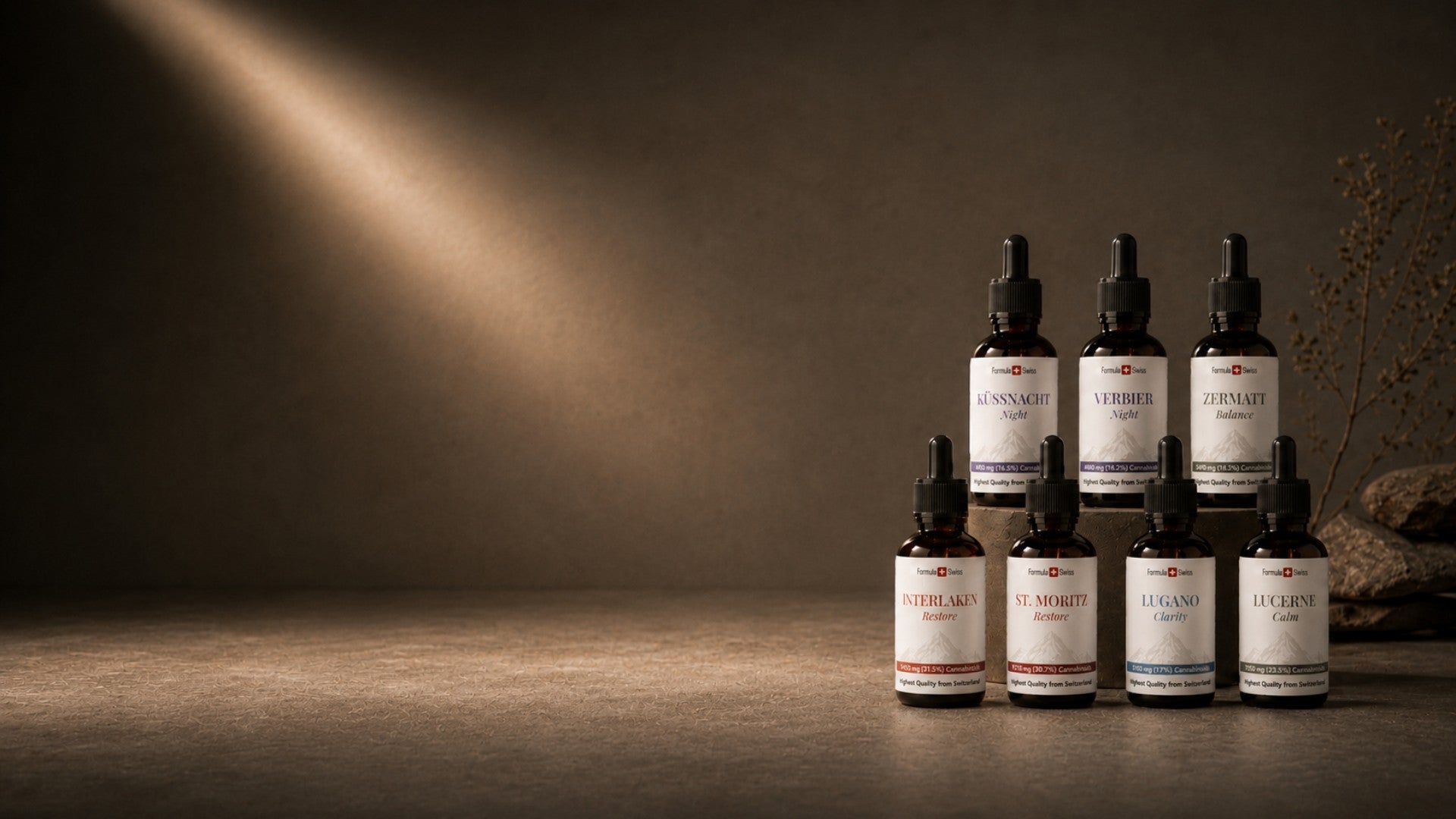 Formula Swiss CBD coleção de óleo com sete garrafas de conta-gotas âmbar dispostas em um ambiente de estúdio premium.