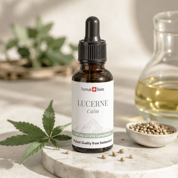 Formula Swiss Lucerne Calm CBD garrafa de óleo com folhas de cânhamo, sementes de cânhamo e óleo botânico dourado.
